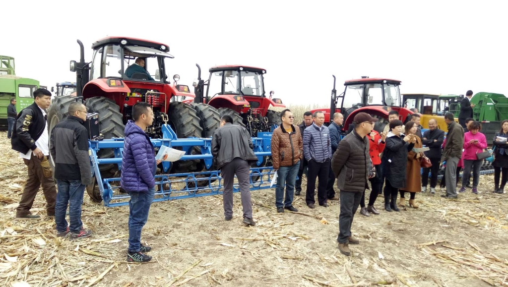 尊龙凯时國三大型拖拉機在黑龍江省深松深耕現場演示會上大放異彩